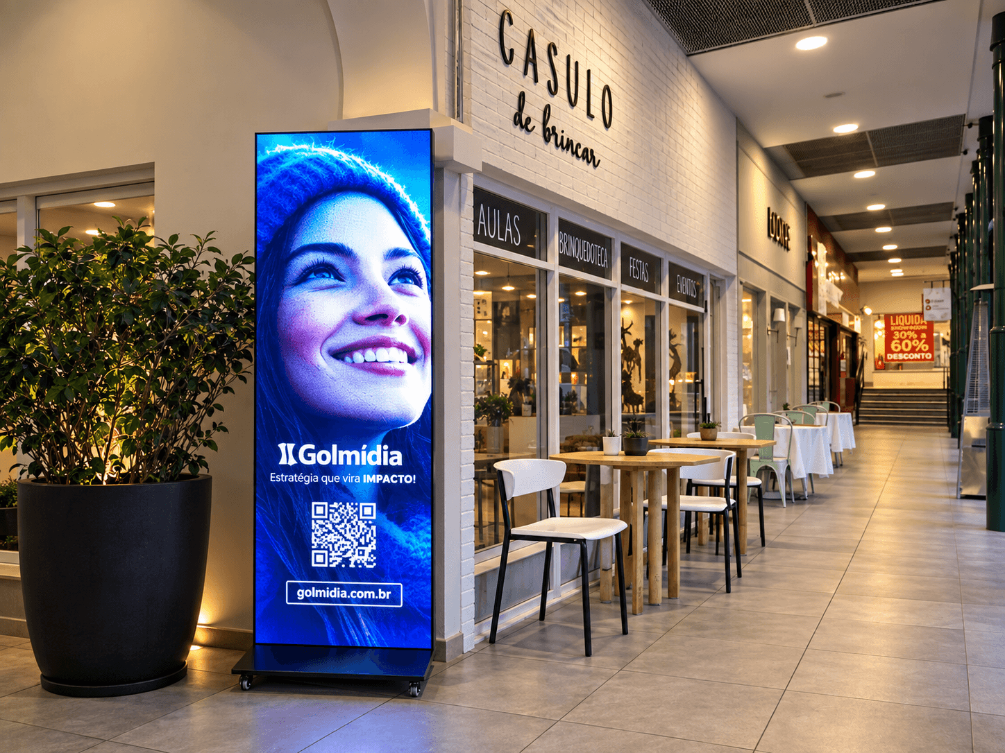 Totem de mídia digital da Gol Mídia instalado em corredor de shopping center