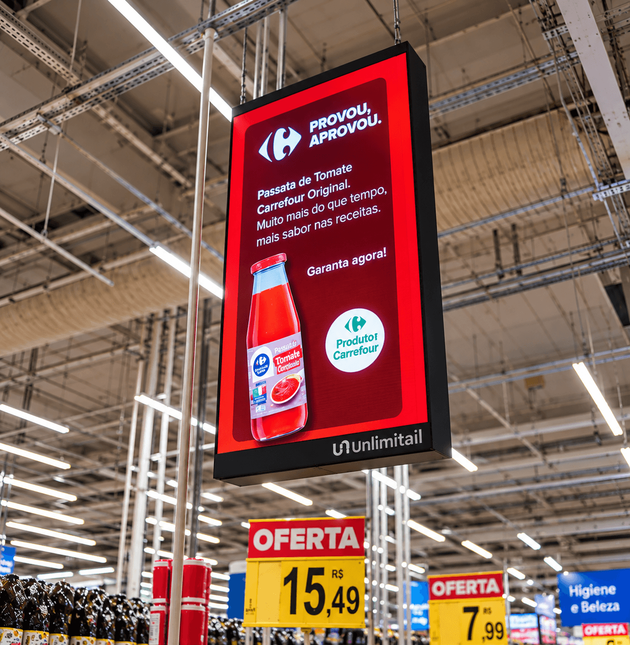 Painel de LED suspenso da Unlimitail exibindo anúncio de produto Carrefour dentro de uma loja da rede