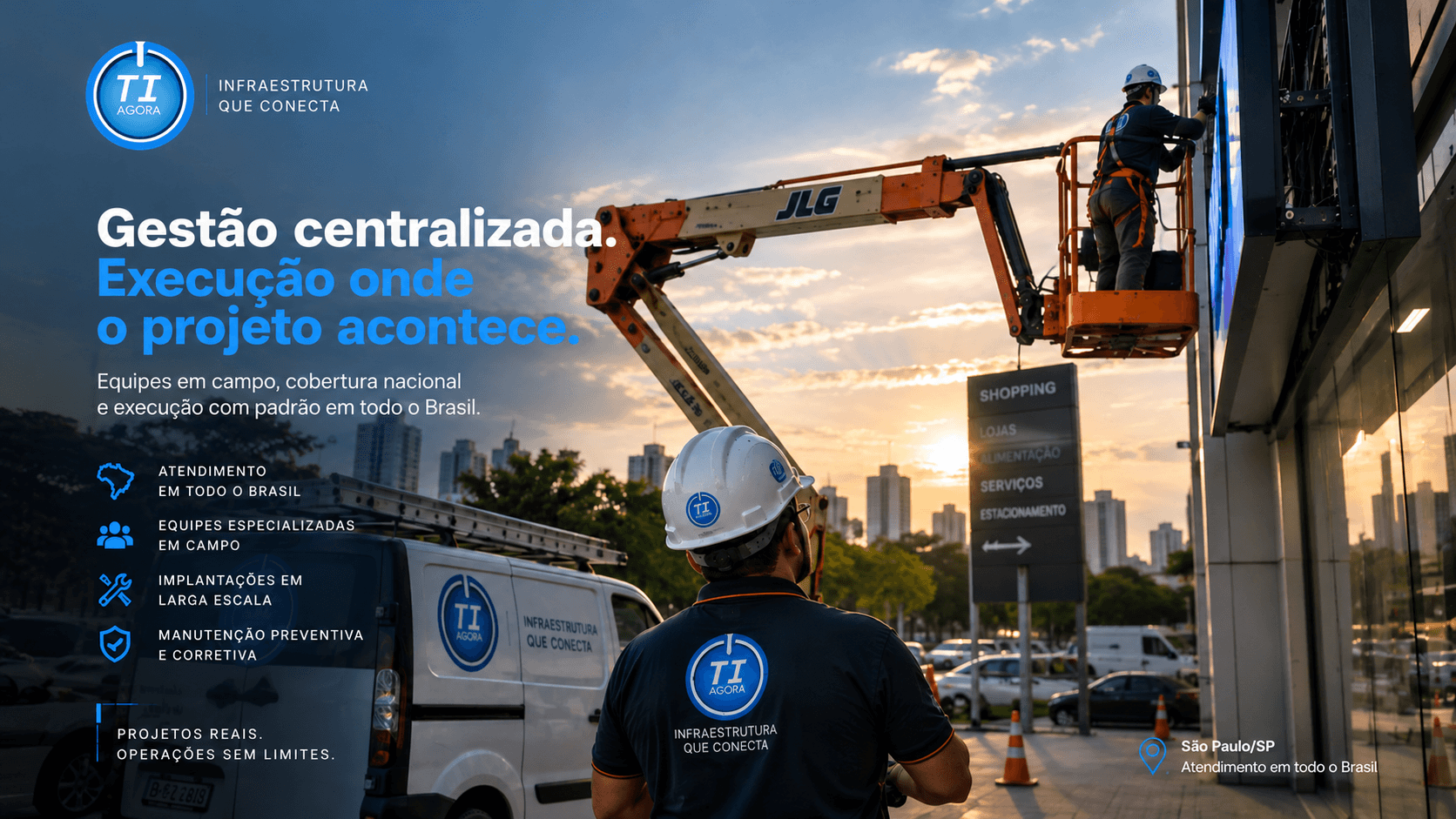 Técnico da Tiagora instalando painel de LED em fachada, com van da Tiagora e cobertura de atendimento em todo o Brasil